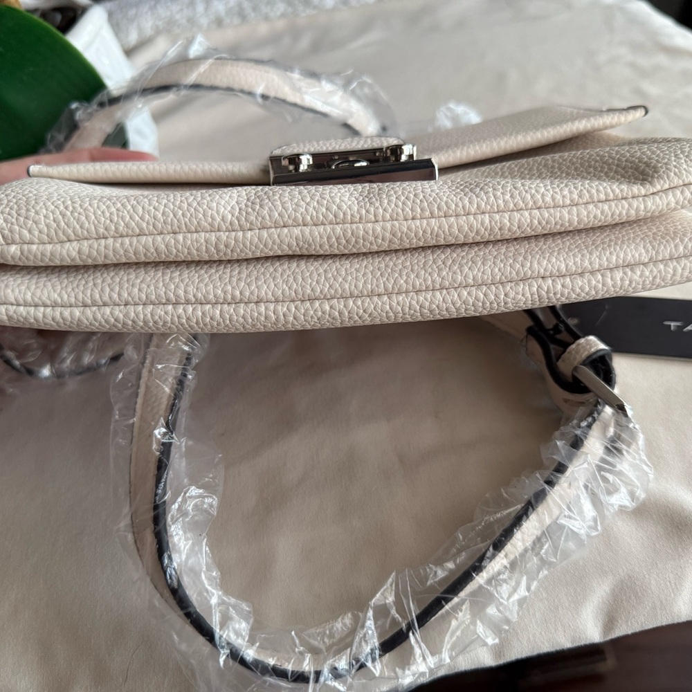 🔥 Fire Sale 🔥
NWT Tahari Cream Crossbody Bag with Silver Chain Strap - Picture 12 of 12
